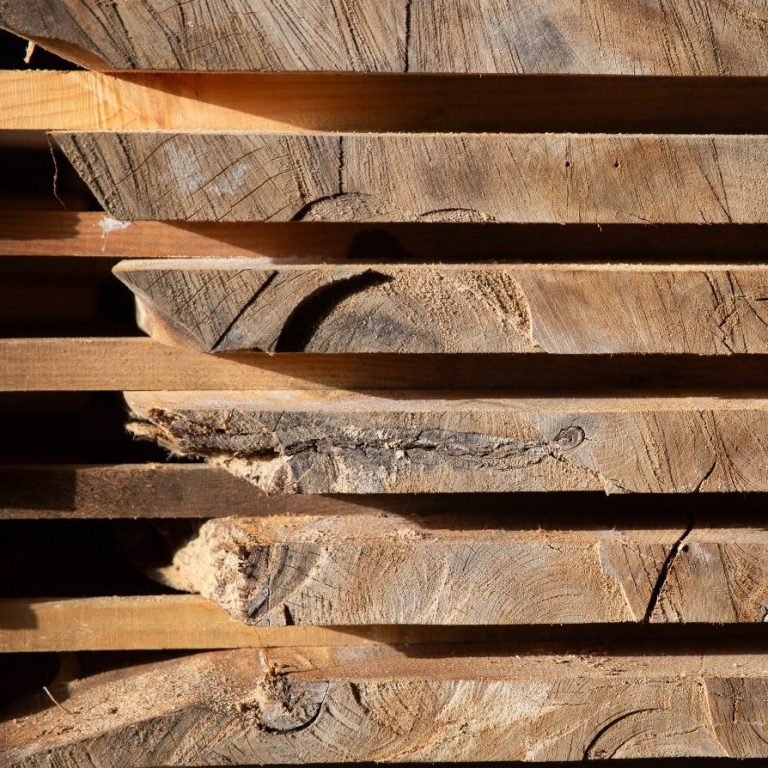Plateaux et planches de bois massif pour la réation de table basse